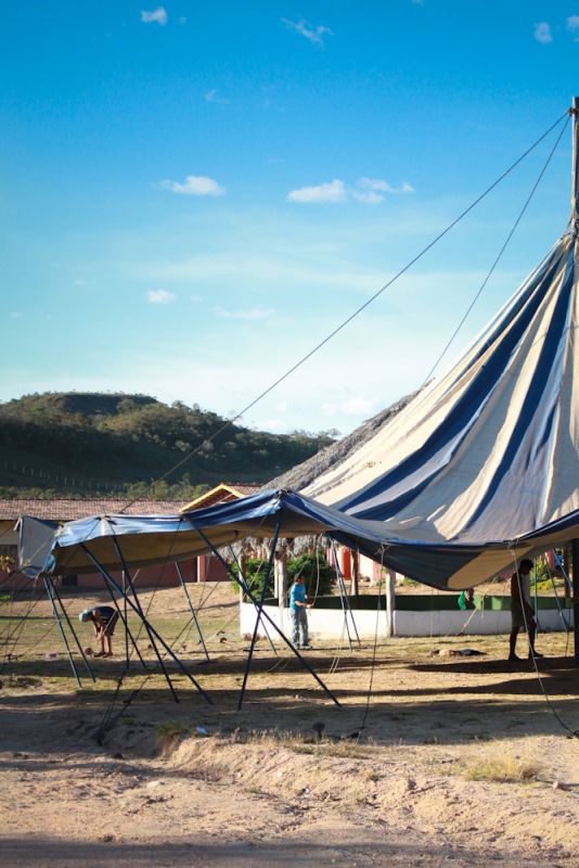 Montagem do Circo Laheto | Foto de Anne Vilela
